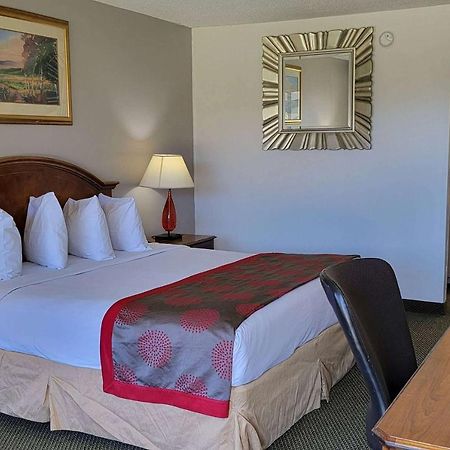 รามาดา บาย วินด์แฮม แอนด์ สวีท วอร์เนอร์ โรบินส์ Hotel ภายนอก รูปภาพ