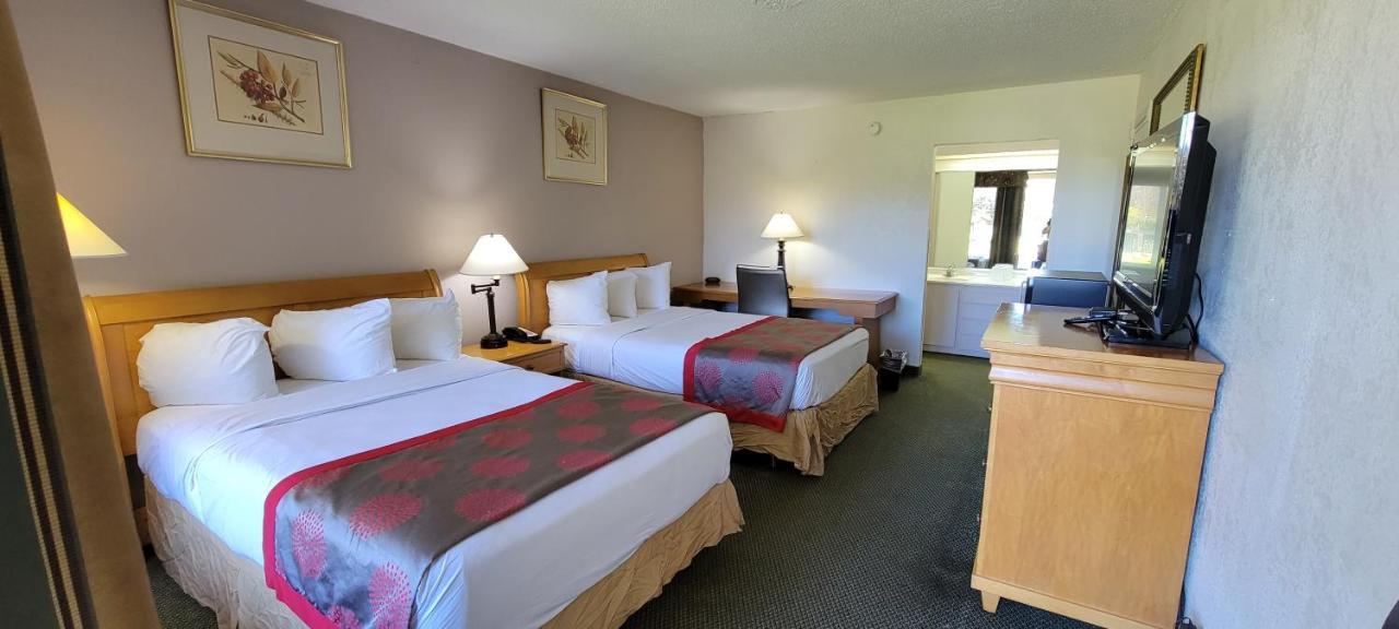 รามาดา บาย วินด์แฮม แอนด์ สวีท วอร์เนอร์ โรบินส์ Hotel ภายนอก รูปภาพ
