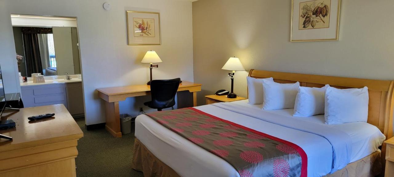 รามาดา บาย วินด์แฮม แอนด์ สวีท วอร์เนอร์ โรบินส์ Hotel ภายนอก รูปภาพ