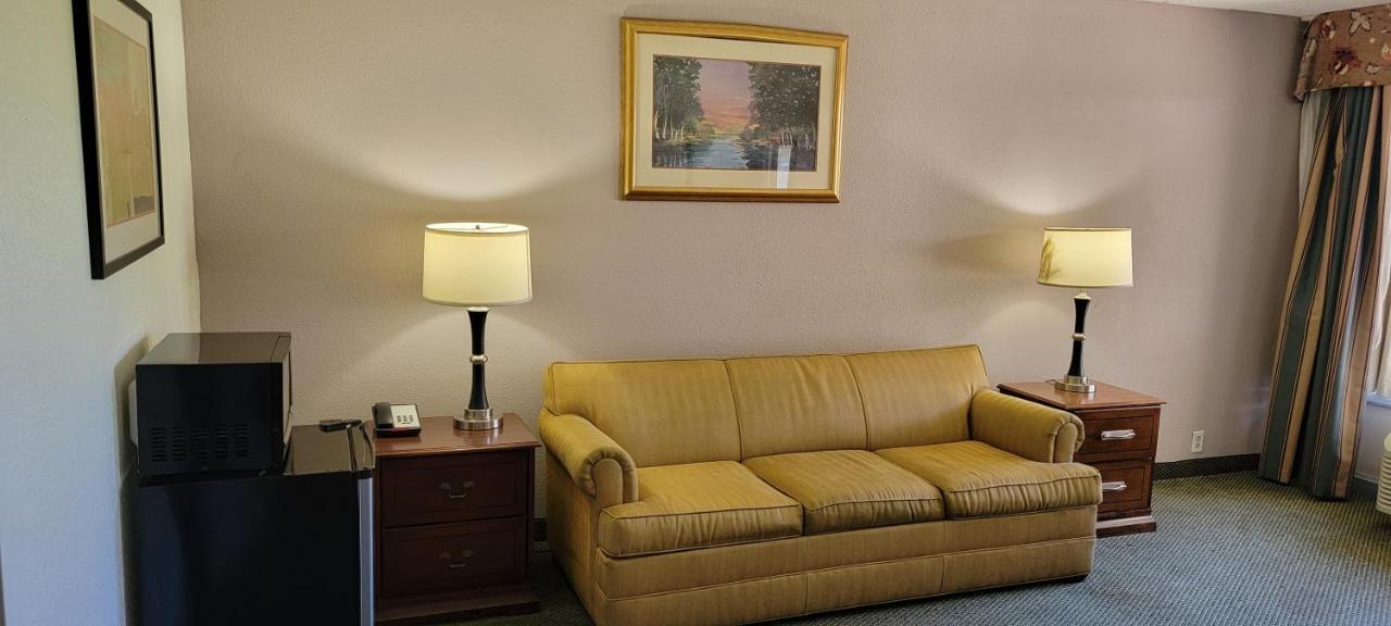 รามาดา บาย วินด์แฮม แอนด์ สวีท วอร์เนอร์ โรบินส์ Hotel ภายนอก รูปภาพ