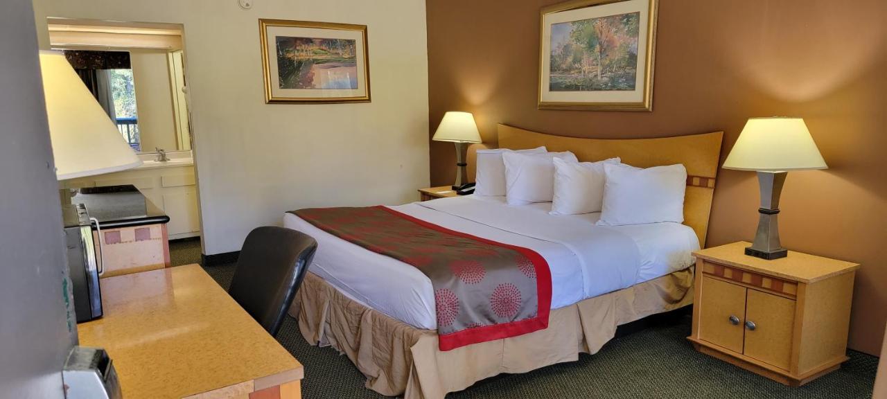 รามาดา บาย วินด์แฮม แอนด์ สวีท วอร์เนอร์ โรบินส์ Hotel ภายนอก รูปภาพ