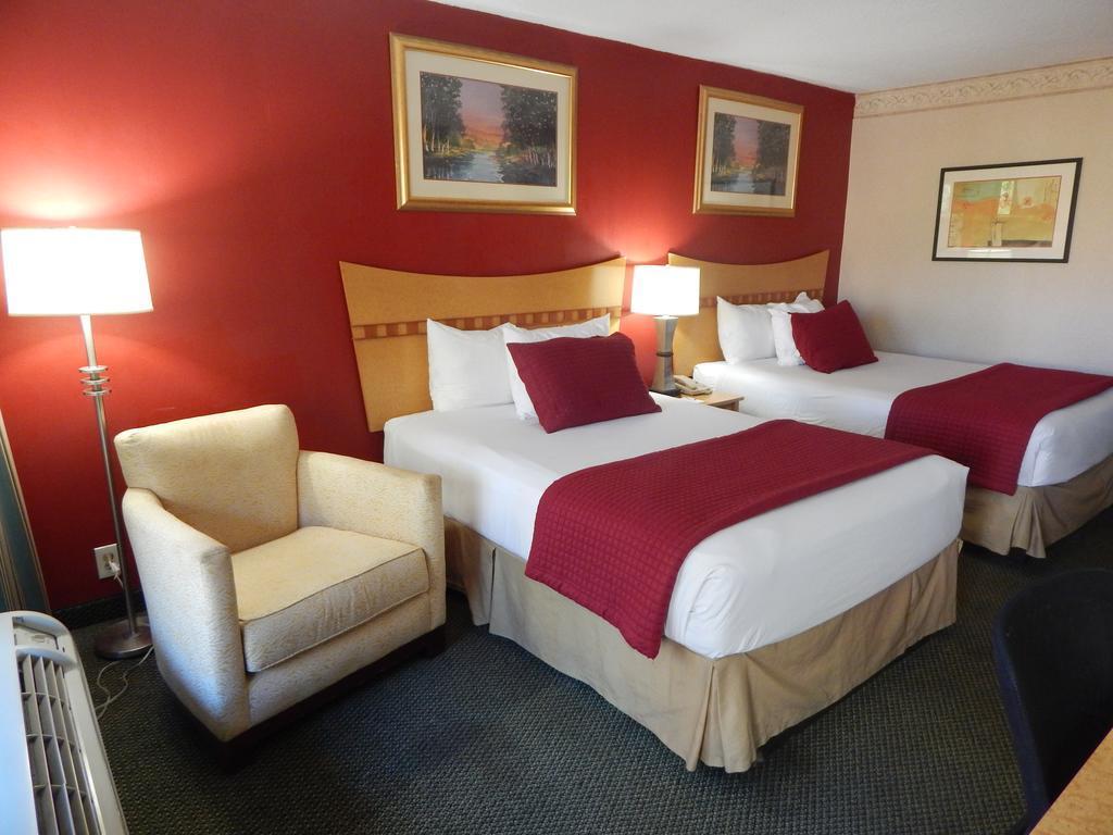รามาดา บาย วินด์แฮม แอนด์ สวีท วอร์เนอร์ โรบินส์ Hotel ภายนอก รูปภาพ