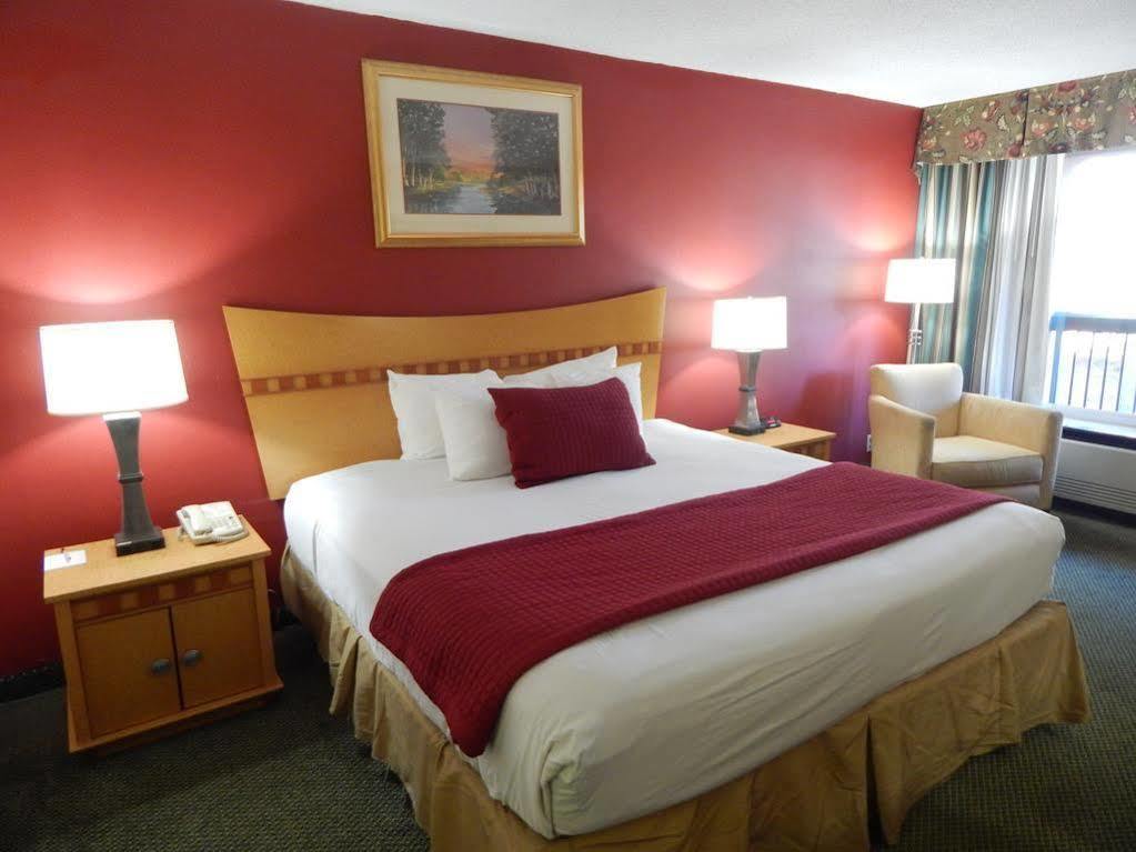 รามาดา บาย วินด์แฮม แอนด์ สวีท วอร์เนอร์ โรบินส์ Hotel ภายนอก รูปภาพ