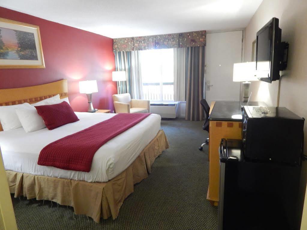 รามาดา บาย วินด์แฮม แอนด์ สวีท วอร์เนอร์ โรบินส์ Hotel ภายนอก รูปภาพ